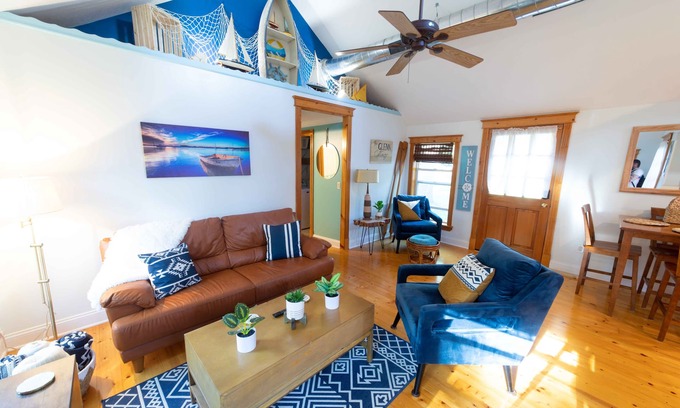 Glenn Cottage | The charming Glenn Cottage! Walk to Lake Michigan!