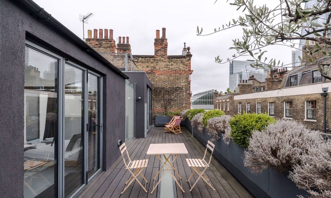 Cathedrals Apartment | The Cheeky Hideaway - Borough - by Frankie Says