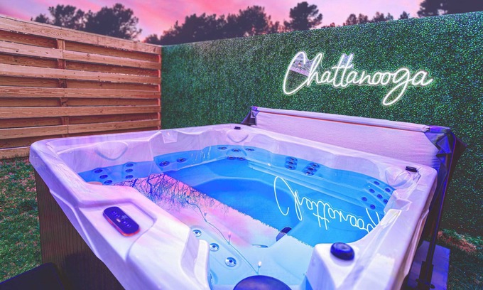 Highland Park House | The Chic Escape | Mini Golf | Luxe Hot Tub | Games