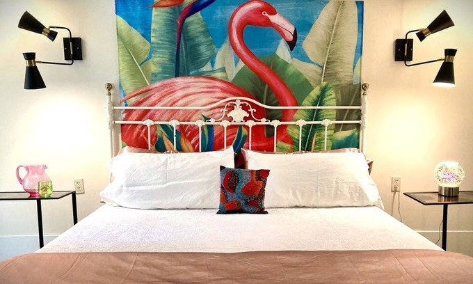 Broadmoor Apartment | The Chic Flamingo with NEW hidden room/Speakeasy