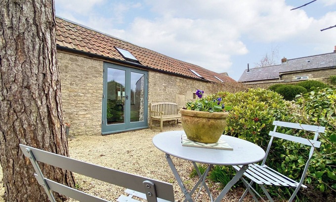 Upton Cheyney Cottage | The Chicken Shed is perfect for a couple.