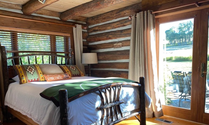 Boyd Apartment | The Chief Room at Oniya Lodge