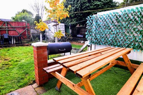 Bordesley House | The Chinatown Home - Private Garden, NETFLIX, BBQ & Bar