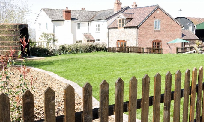 Leominster Cottage | THE CIDER HOUSE, pet friendly, with a garden in Leominster
