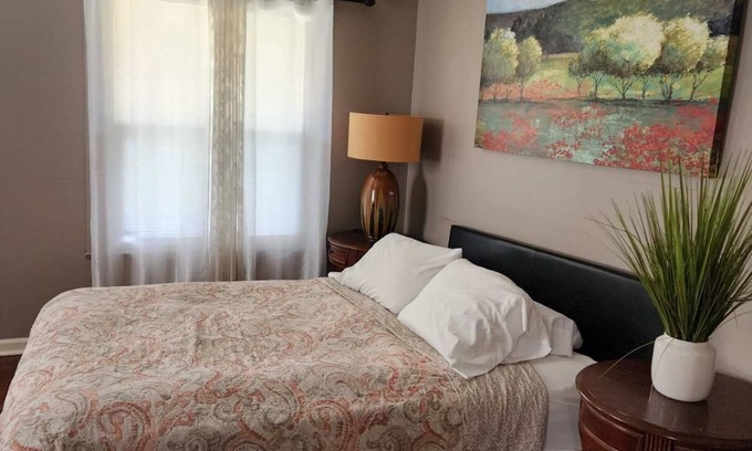 Near Eastside Apartment | ❤The City Apt❤10min to Everything Free Parking