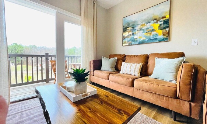 Oxford House | The Cleveland, 2BR Modern Condo by VelvetDitchVillas
