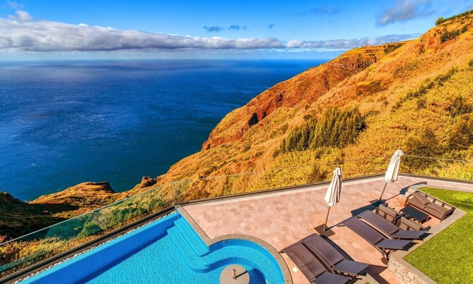 Faja da Ovelha House | The Cliffhouse by LovelyStay
