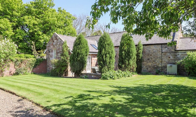 Lowick Cottage | THE COACH HOUSE, pet friendly, luxury holiday cottage in Lowick