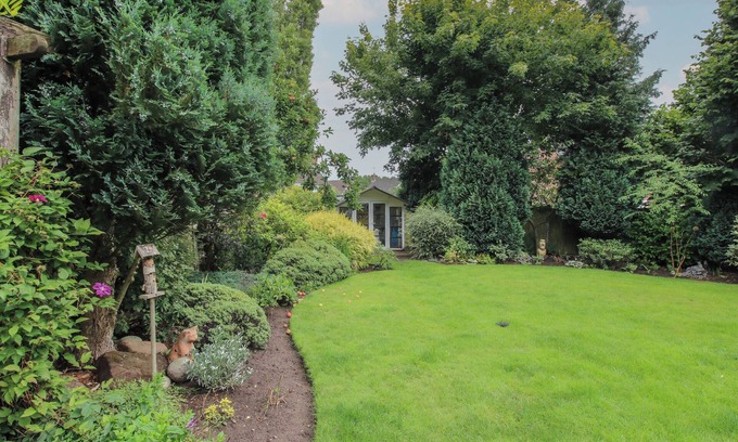 Newcastle-Under-Lyme Cottage | The Coach House