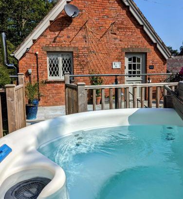 Llandenny Apartment | The Coach House Apartment at Cefn Tilla Court, Usk