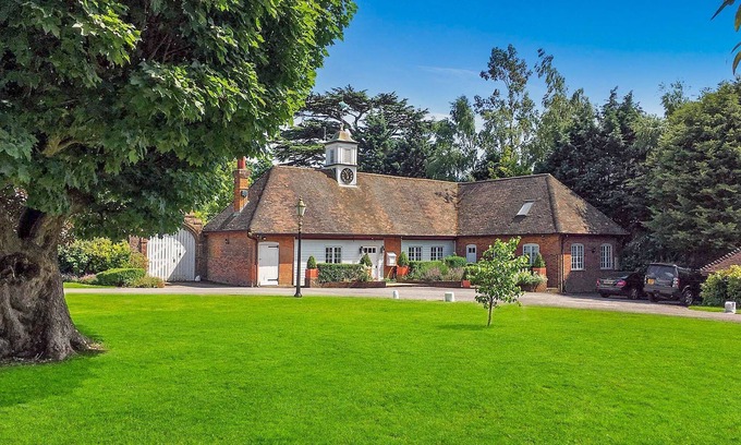 Maidstone Other | The Coach House by Bloom Stays - a holiday let that sleeps 12 guests in 6 bedrooms