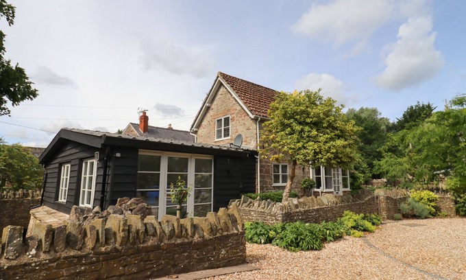 Walford Cottage | THE COACH HOUSE, pet friendly, with pool in Ross-On-Wye