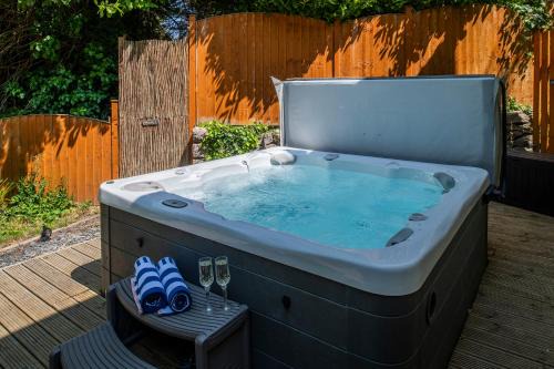 Colwyn Bay House | The Coachhouse - Cottage with Private Hot tub