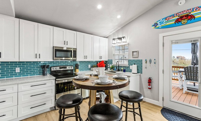 Cedar Lane House | The Coastal Crab-Arcade-Horseshoe-Cornhole-Board Games-WIFI-AC-Coffee