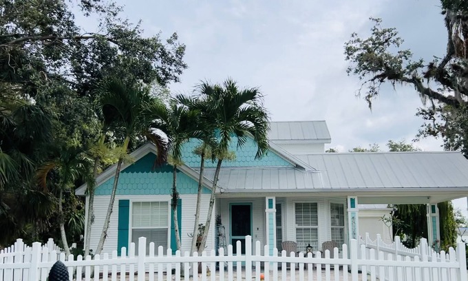 Alva House | The Conch and Cracker Cottage in Alva