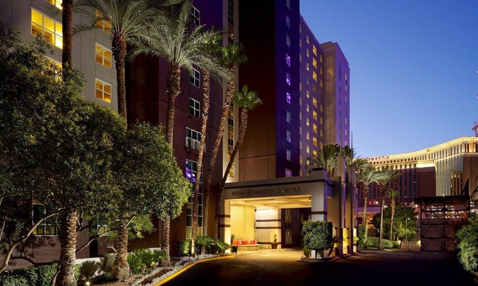 Las Vegas Resort | The Convention Reprieve, steps from the Strip & 8 minutes to convention centers