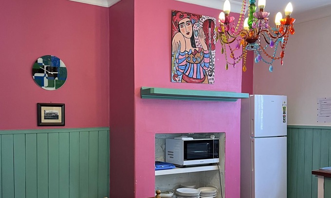 South Fremantle Cottage | The Cool House, South Fremantle, walk to the beach