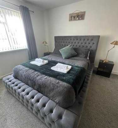 Cyncoed Apartment | The Coral Suite - 2 Bedroom Apartment with 5G Wi-Fi in Lakeside, Cardiff minutes from Roath Park Lake