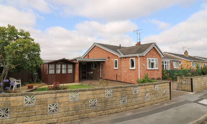 Driffield House | THE CORNER BUNGALOW, pet friendly, with a garden in Great Driffield