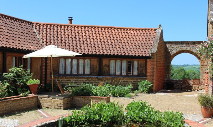 Sibford Gower Cottage | The cosiest and quaintest haven for couples, near Great Tew