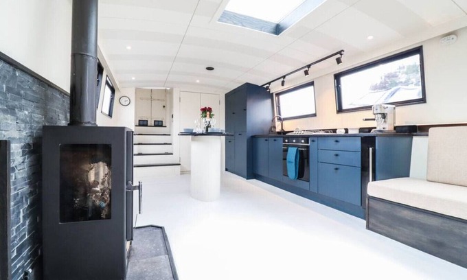 Runnymede Boat Rental | The Cosy Blue Boat - Azure Elegance Afloat