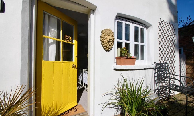 Leiston House | The Cottage at Barkwith House