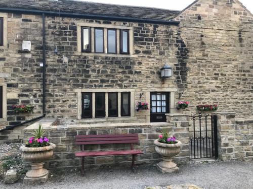 Leeds House | The Cottage, cosy 2 bedroom pet friendly perfect for contractors free secure parking,CCTV