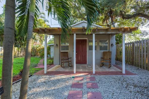 River Oaks House | The Cottage in The Oaks - By Avi