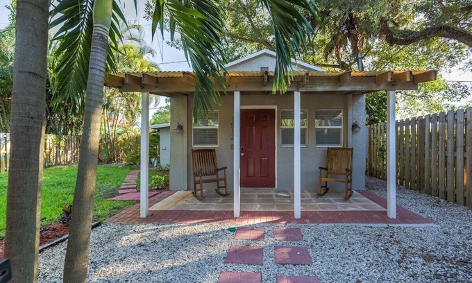 River Oaks Cottage | The Cottage in The Oaks - By Avi