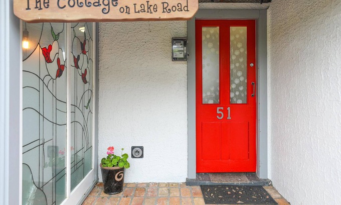 Ohinemutu Cottage | The Cottage on Lake Road - 2 Bedroom Historic Cottage in CBD