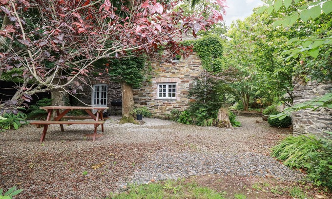 Saint Kew House | THE COTTAGE, pet friendly, with open fire in St Kew Highway