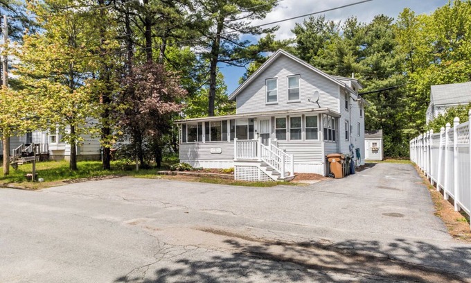 Ocean Park Cottage | The cottage is located on a quiet dead end street, one block fr om the beautiful Kinney Shores beach