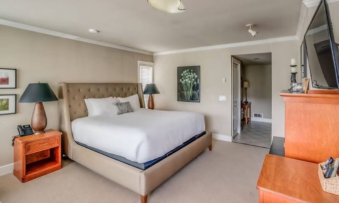 Downtown Cannon Beach Hotel | The Courtyard - Grand King Room at Cannon Beach Hotel Collection!