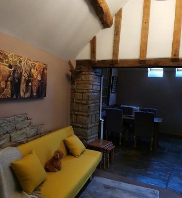 Ardens Grafton House | The Cow Shed - farm cottage close to Stratford