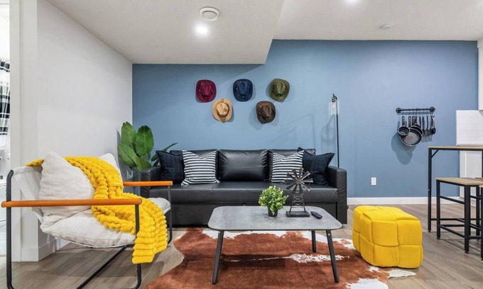 Calgary House | "The Cowboy" - Cozy suite near Airport- 1 Parking