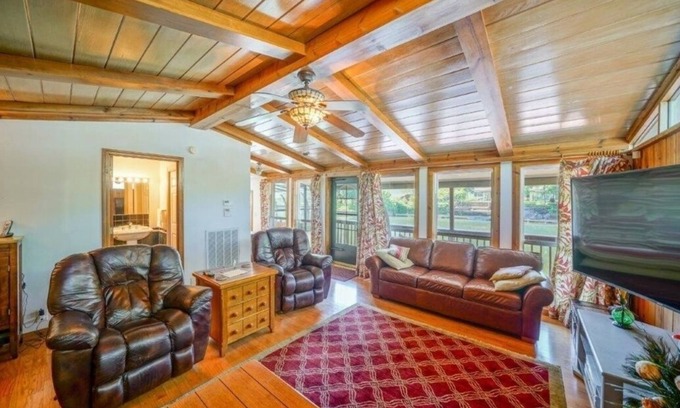 Mountain Pine Cottage | THE COZY COTTAGE LAKE HAMILTON ~ Couples Only Retreat~ Booking for fall foliage