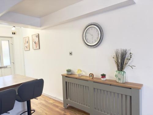 Cray Valley East Apartment | The Cozy Hideaway - 2 Bedroom apartment with garden in Orpington with free Parking