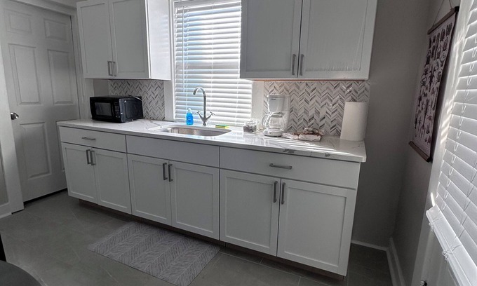 Dayton House | The Cozy Townhome 3-bed Dayton WiFi, AC 5 min to UD campus 3 min to downtown