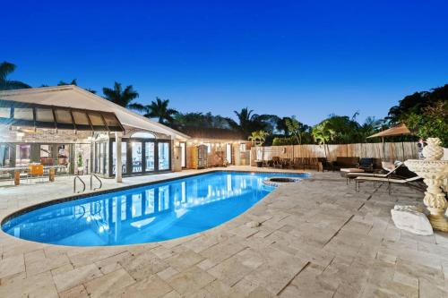 Survey Creek Villa | The Creek Resort - Revamped Chic 4BR Haven with Massive Pool, Hot Tub, and Outdoor Space