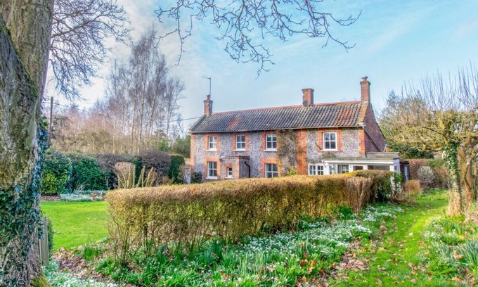 Aldborough House | The Crest - Three Bedroom House, Sleeps 6