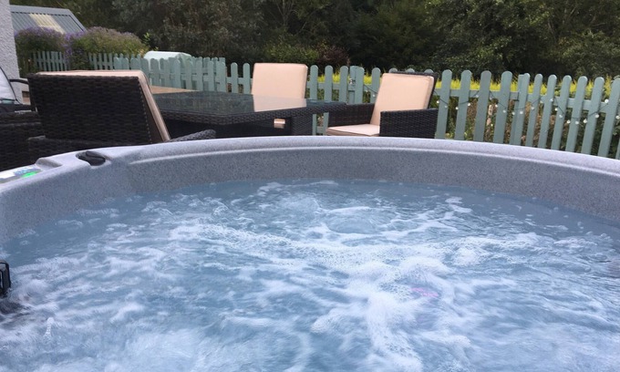 Huntly Cottage | The Croft,Hot tub, .TV Bed, jacuzzi Bath & Wine Cooler Fridge.