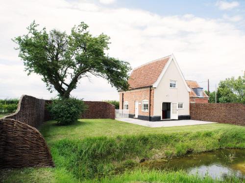Saxmundham House | The Cross Wing by The Suffolk Cottage Collection