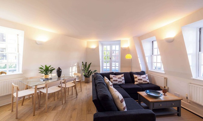 Vincent Square Apartment | The Crown - 3BR Apartment with Balcony, Victoria