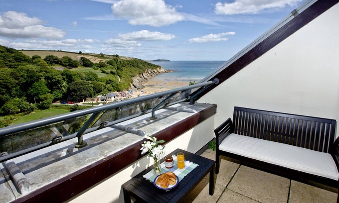 Maenporth Cottage | THE CROWS NEST, family friendly, with pool in Maenporth, Cornwall