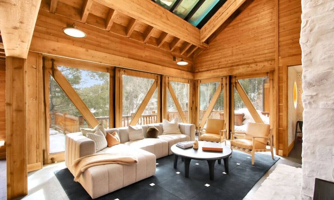 Sundance Cabin | The Cuckoo's Nest Sundance, Utah Deluxe 7 en suite Bedrooms Sunny Decks Gourmet Kitchen 5 minutes to Sundance Resort