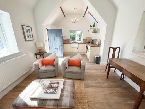 Olveston Apartment | The Dairy cottage with garden and parking