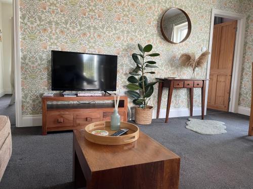 Cheddar Apartment | The Dairy Flat