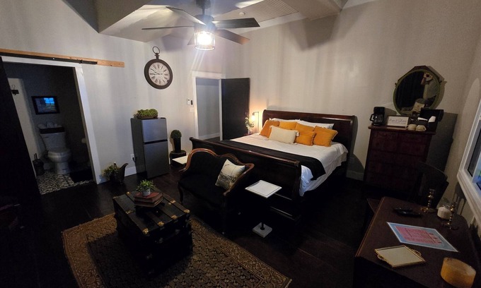 Marthasville Bed & Breakfast | The Daniel Boone Room -Marthasville,MO
