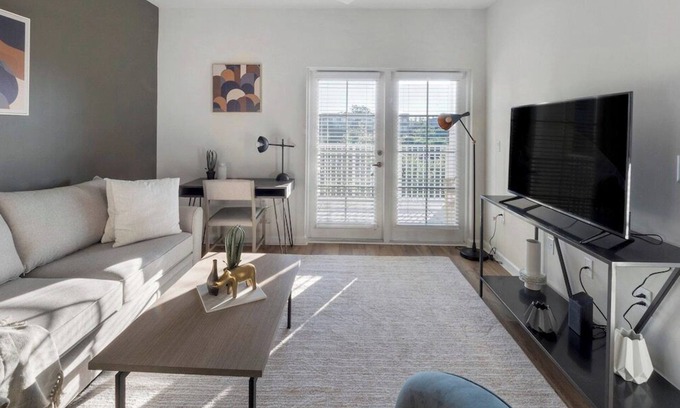 Charleston Apartment | The Daniel Vibe 8734