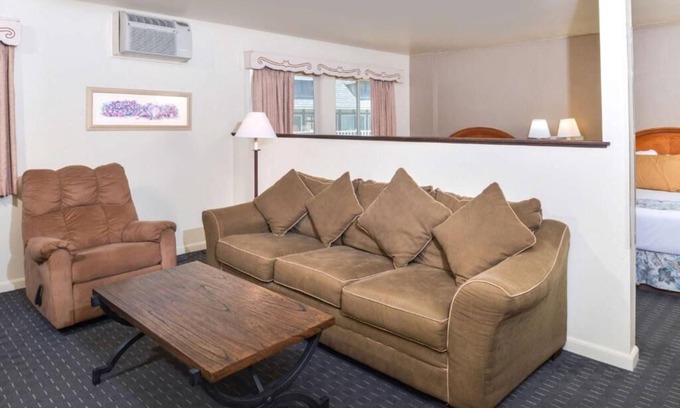 Solvang Hotel | The Danish Capital of America! Parking, Pool, Close to Santa Ynez River!